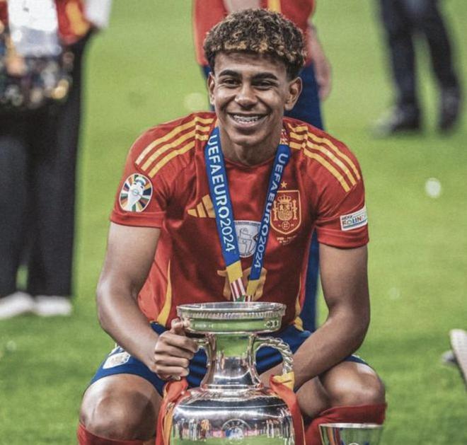 官方：穆尔豪斯与曼联续约3年，并租借加盟莱顿东方